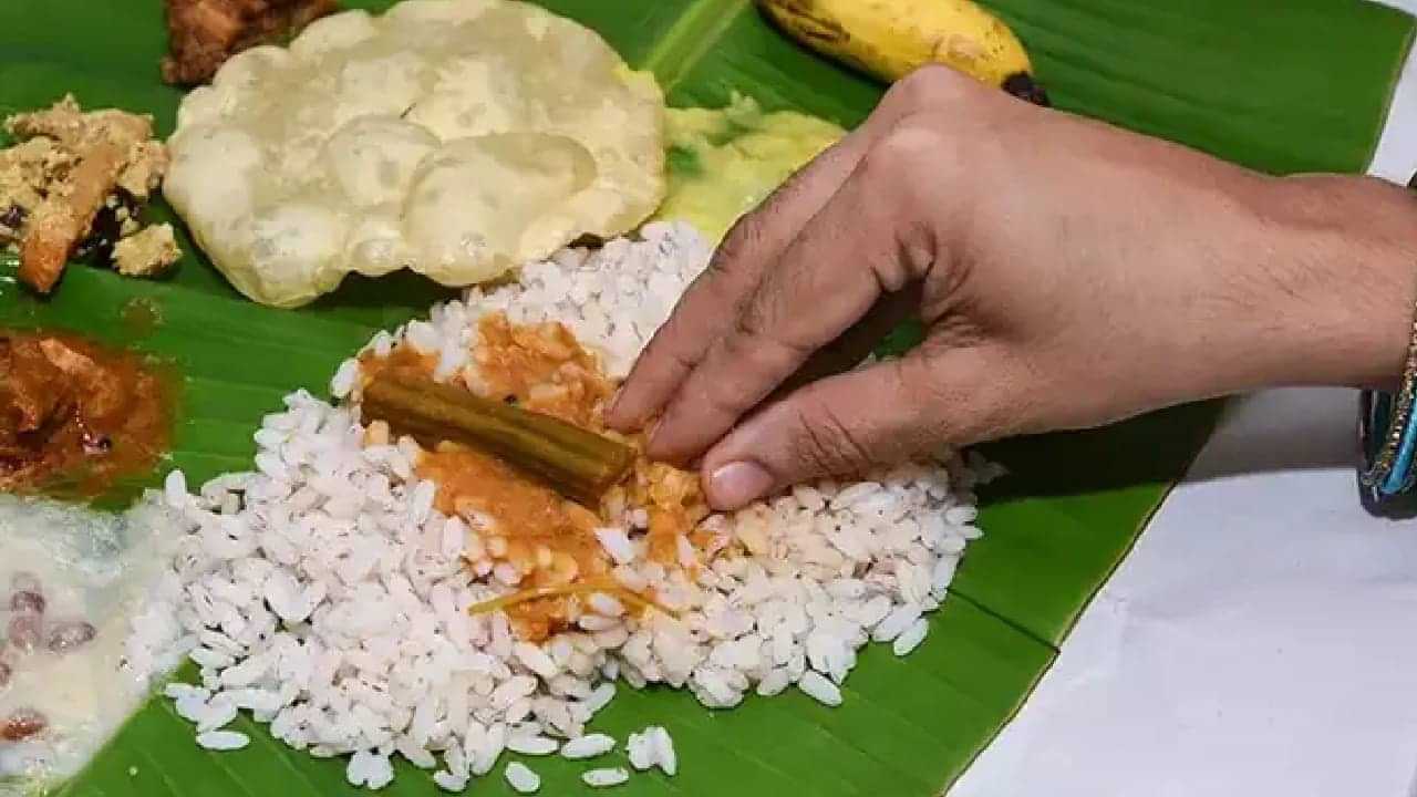 കൈകൊണ്ട് കുഴച്ച് ഒരു പിടി പിടിക്കണം; മലയാളികളുടെ ഈ ഭക്ഷണരീതിക്ക് ഗുണങ്ങളേറെ കൈകൊണ്ട് കുഴച്ച് ഒരു പിടി പിടിക്കണം; മലയാളികളുടെ ഈ ഭക്ഷണരീതിക്ക് ഗുണങ്ങളേറെ