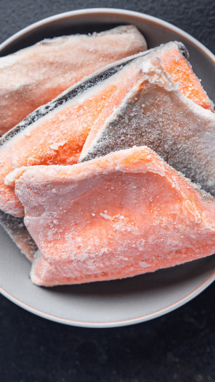 Fatty Fish : ഒമേഗ-3 ഫാറ്റി ആസിഡുകൾ ധാരാളമായി അടങ്ങിയിരിക്കുന്നു ഇവ ഉത്കണ്ഠ കുറയ്ക്കാനും തലച്ചോറിന്റെ പ്രവർത്തനം മെച്ചപ്പെടുത്താനും സഹായിക്കും.