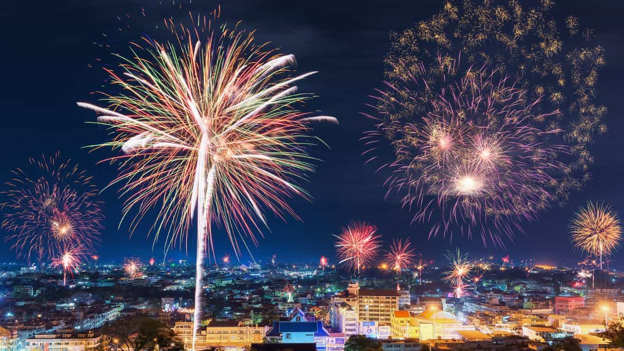 Vishu 2025: പൂത്തിരി കത്തിച്ച് തിരിച്ച് വന്ന് മുട്ടയിടും; ശാസ്ത്രത്തിന്റെ ഓരോ വളര്‍ച്ചയേ! വിഷു കളറാക്കാന്‍ പടക്ക വിപണി സജീവം