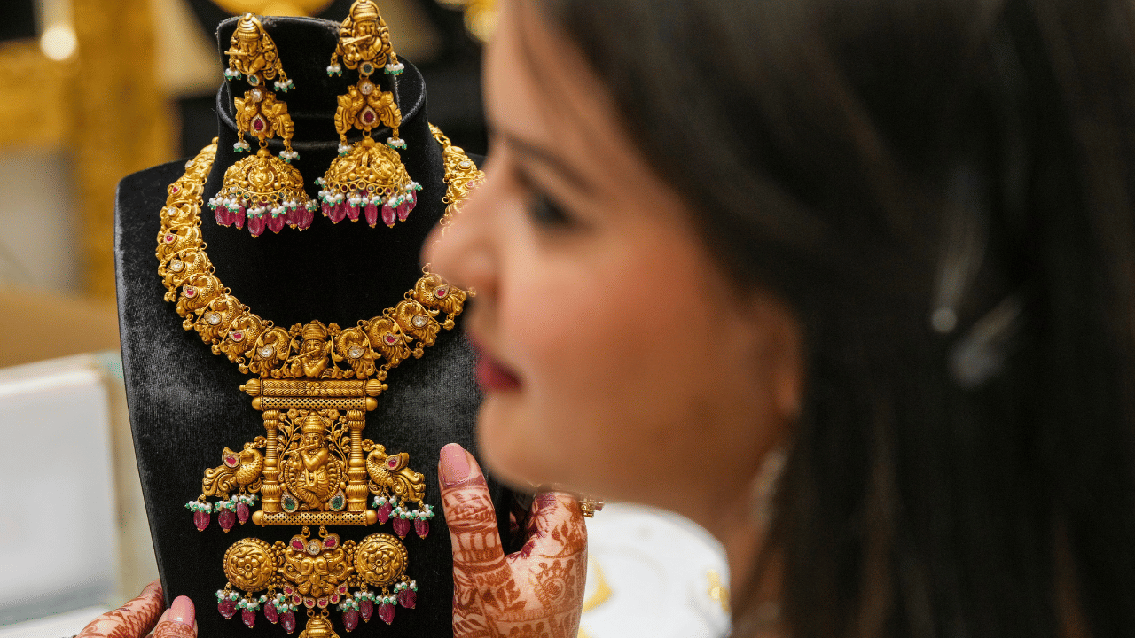 Kerala Gold Rate: ഇന്നും ഉയർന്ന് തന്നെ! മാറ്റമില്ലാതെ സ്വർണവില; ഇന്നത്തെ നിരക്ക് അറിയാം