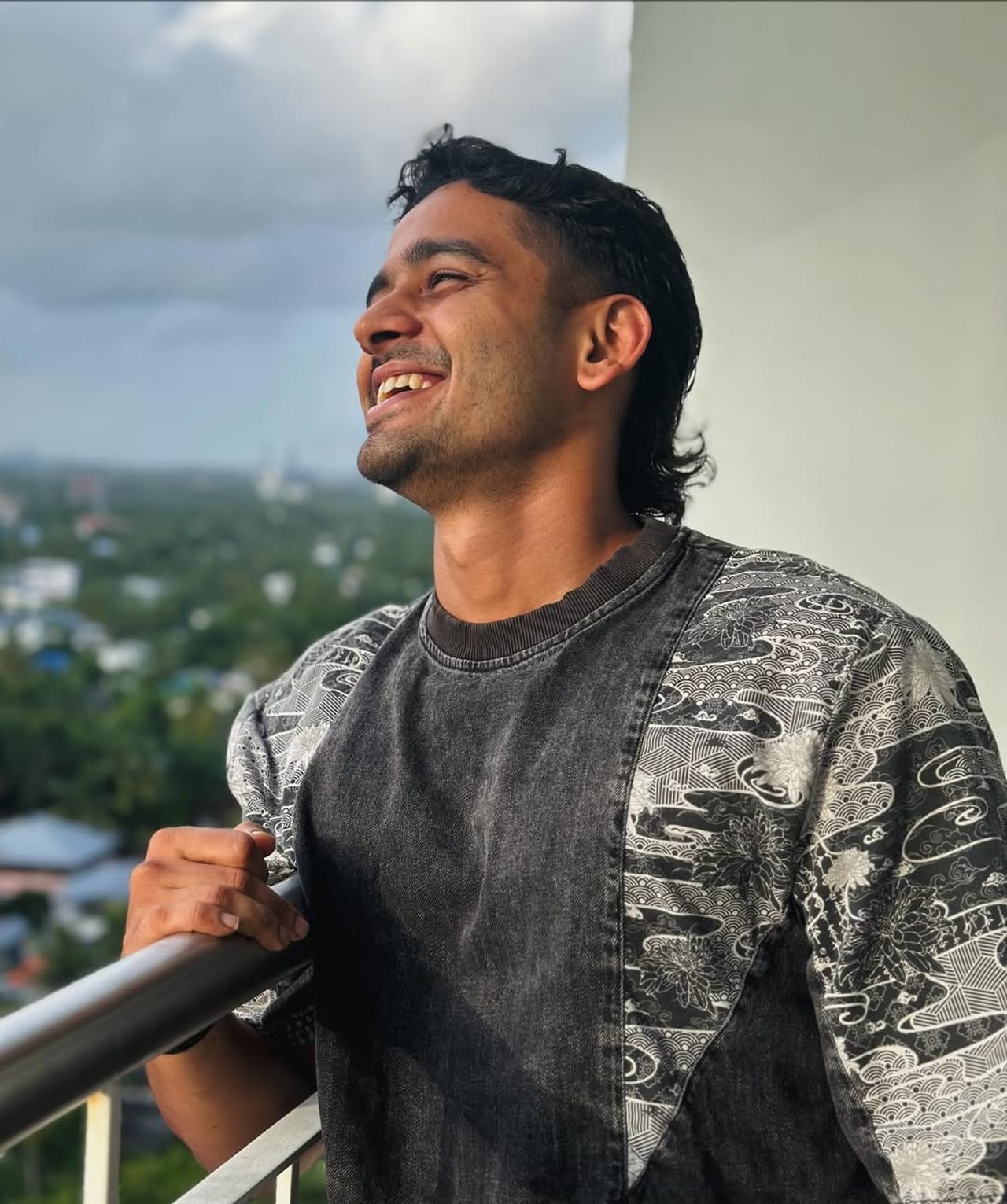 ബാലതാരമായി തിളങ്ങിയിരുന്ന താരമായിരുന്നു നടന്‍ ഗണപതി. ഗണപതി ബാലതാരമായി എത്തിയതില്‍ ഏറ്റവും കൂടുതല്‍ ശ്രദ്ധിക്കപ്പെട്ടത് മമ്മൂട്ടിയോടൊപ്പം പ്രാഞ്ചിയേട്ടന്‍ ആന്റി ദി സെയ്ന്റ് എന്ന ചിത്രത്തിലെ വേഷമായിരുന്നു. ഇപ്പോഴിതാ മമ്മൂട്ടിക്കൊപ്പം അഭിനയിച്ചതിന്റെ അനുഭവം പങ്കുവെക്കുകയാണ് ഗണപതി. ആനീസ് കിച്ചണിലാണ് താരത്തിന്റെ പ്രതികരണം.  (Image Credits: Instagram)
