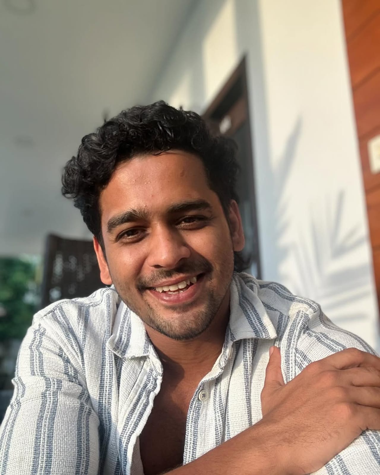 ഖാലിദ് റഹ്‌മാന്റെ വായില്‍ നിന്ന് നല്ലത് കേള്‍ക്ക് കുറച്ച് കഷ്ടപ്പാടാണെന്നാണ് നടന്‍ ഗണപതി പറയുന്നത്. ഒരു നല്ല ബിരിയാണി കഴിച്ചാല്‍ പോലും അദ്ദേഹം ആവറേജ് എന്ന് മാത്രമേ പറയുകയുള്ളൂ എന്നാണ് പേളി മാണി ഷോയില്‍ പങ്കെടുത്ത് ഗണപതി പറയുന്നത്. (Image Credits: Instagram)