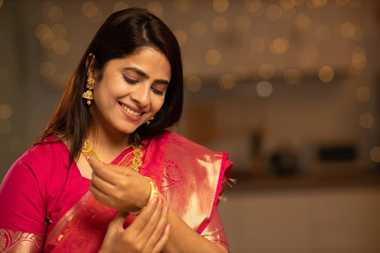 ഈ മാസം 21ന് 560 രൂപയാണ് സ്വർണവില പവന് വർധിച്ചത്. ഇതോടെ ഇന്നലെ സ്വർണവില 72,120 രൂപയായിരുന്നു. ഈ മാസം 18, 19, 20 തീയതികളിൽ 71,560 രൂപയിൽ തുടർന്ന സ്വർണവില രണ്ട് ദിവസത്തിനുള്ളിൽ 2760 രൂപ വർധിച്ചു. ഈ നില തുടർന്നാൽ മാസങ്ങൾക്കുള്ളിൽ സ്വർണവില ഒരു ലക്ഷം കടക്കാനും സാധ്യതയുണ്ട്.