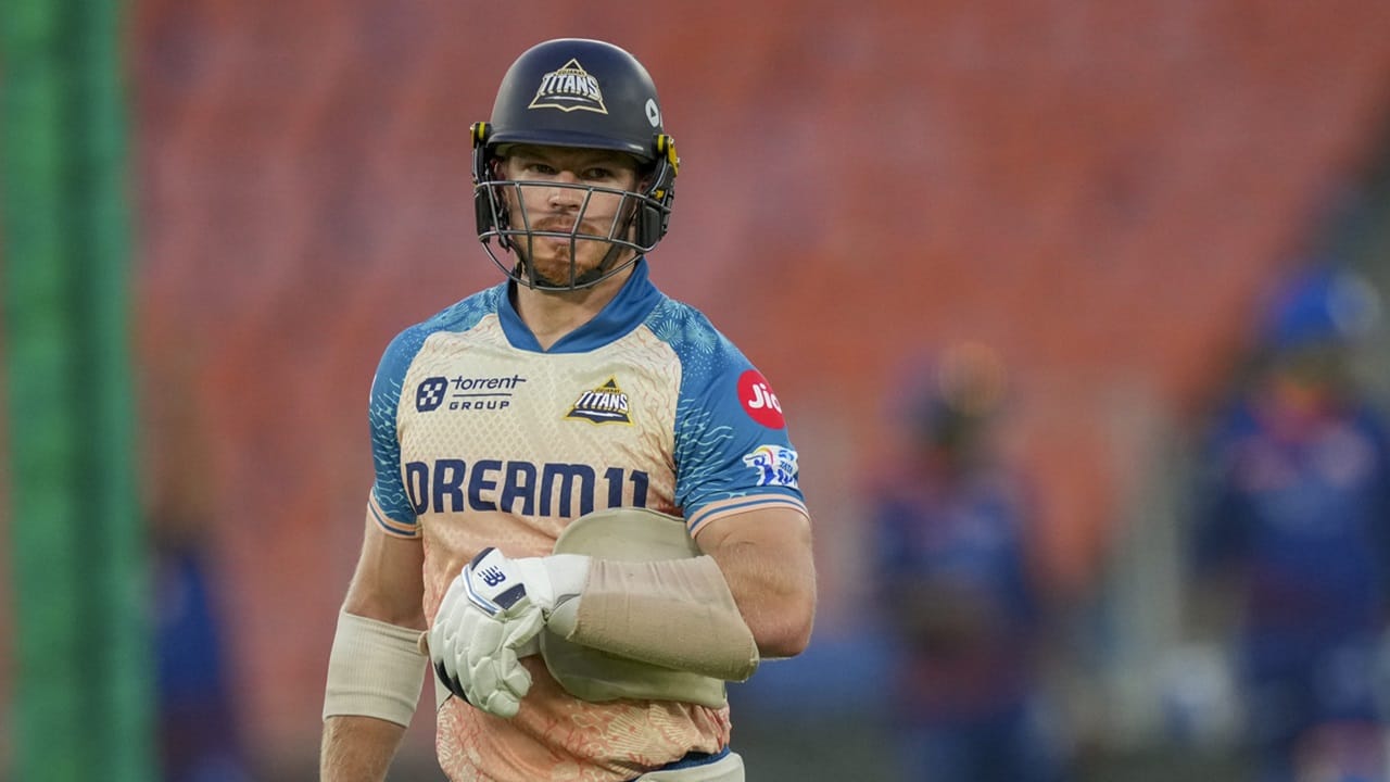 ക്രിക്കറ്റില്‍ എല്ലാമടങ്ങിയ പാക്കേജാണ് ന്യൂസിലന്‍ഡിന്റെ ഗ്ലെന്‍ ഫിലിപ്‌സ്. മികച്ച സ്‌ട്രൈക്ക് റേറ്റില്‍ ബാറ്റ് ചെയ്യുന്ന വെടിക്കെട്ട് ബാറ്റര്‍. നിര്‍ണായക ഘട്ടങ്ങളില്‍ വിക്കറ്റ് വീഴ്ത്താന്‍ കെല്‍പുള്ള സ്പിന്നര്‍. പോരാത്തതിന്, പന്ത് എവിടെ പോയാലും ചാടിപ്പിടിക്കാന്‍ അസാമാന്യ കഴിവുള്ള ലോകോത്തര ഫീല്‍ഡര്‍ (Image Credits: PTI)