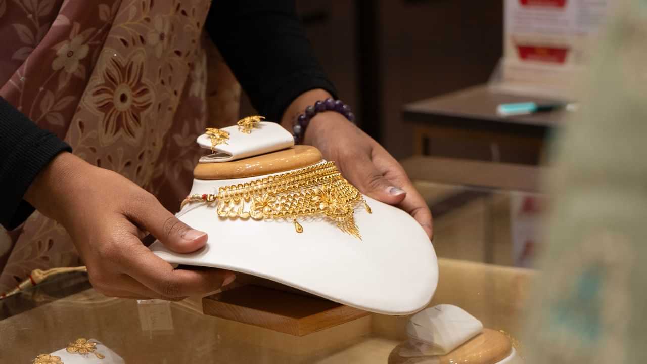 Kerala Gold Rate: കൊള്ളാലോ കളി! കൂട്ടിയതൊക്കെ കുറച്ച് തുടങ്ങി സ്വര്ണം, ഇനി ആശ്വസിക്കാം Kerala Gold Rate: കൊള്ളാലോ കളി! കൂട്ടിയതൊക്കെ കുറച്ച് തുടങ്ങി സ്വര്ണം, ഇനി ആശ്വസിക്കാം