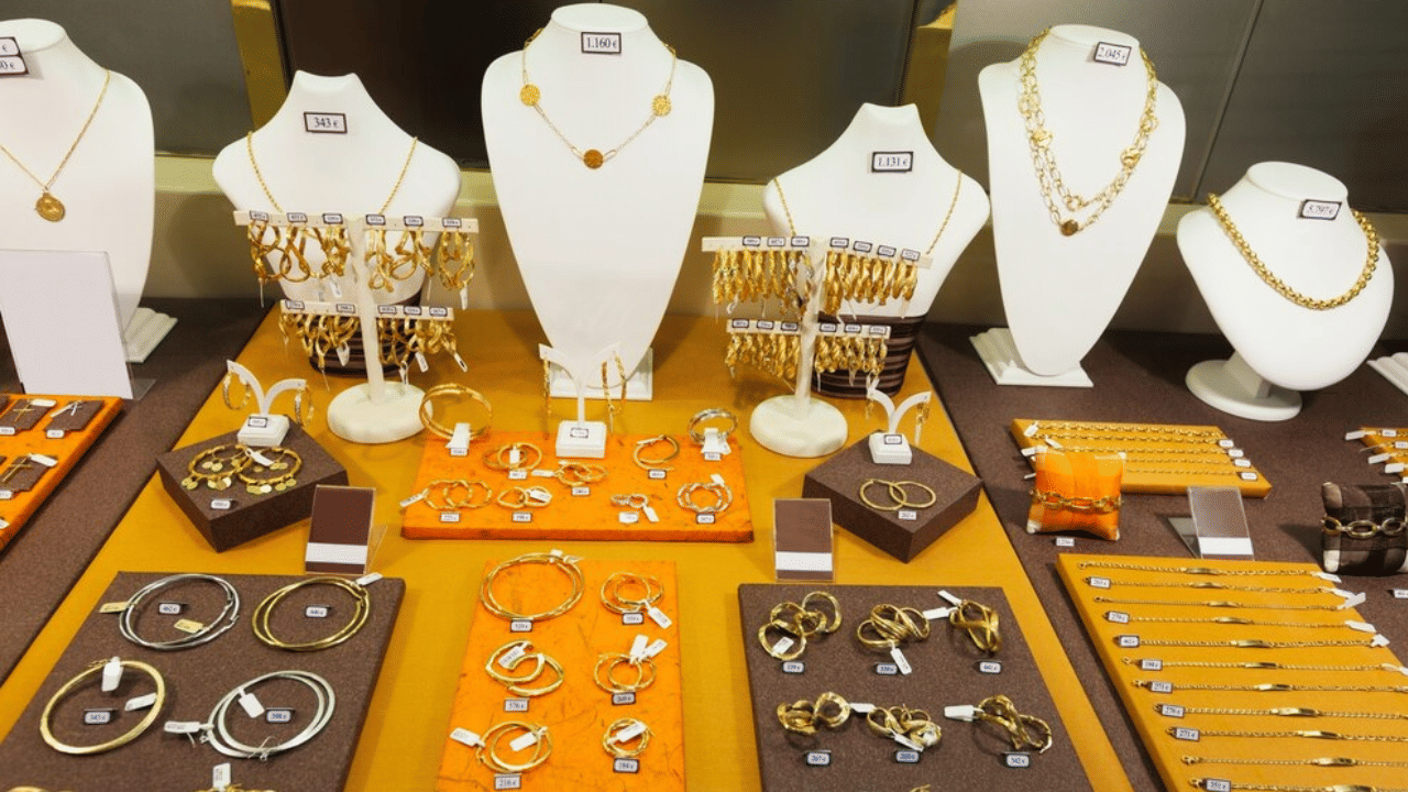 Gold Rate Prediction: സ്വർണവില മൂക്കും കുത്തി വീഴുമോ? അതോ ഇരട്ടിയാകുമോ? ഇനിയെന്ത് സംഭവിക്കും Gold Rate Prediction: സ്വർണവില മൂക്കും കുത്തി വീഴുമോ? അതോ ഇരട്ടിയാകുമോ? ഇനിയെന്ത് സംഭവിക്കും