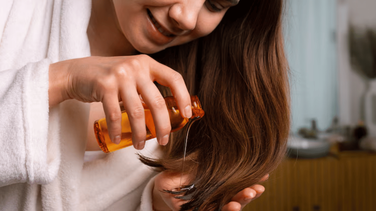 Hairfall Remedies: മുടി കൊഴിച്ചിൽ തടയാൻ ആഴ്ചയിൽ എത്ര തവണ എണ്ണ തേക്കണം? Hairfall Remedies: മുടി കൊഴിച്ചിൽ തടയാൻ ആഴ്ചയിൽ എത്ര തവണ എണ്ണ തേക്കണം?