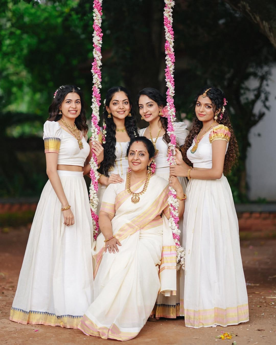 എന്നാല്‍ ഈ കമന്റിനൊന്നും സിന്ധു കൃഷ്ണ മറുപടി നല്‍കിയിട്ടില്ല. അവര്‍ അവരുടേതായ തിരക്കുകളിലാണ്. ജപ്പാനില്‍ അടിച്ചുപൊളിക്കുന്നതിന്റെ ചിത്രങ്ങള്‍ ദിയയുടെ സഹോദരിമാരും പങ്കുവെച്ചിട്ടുണ്ട്.