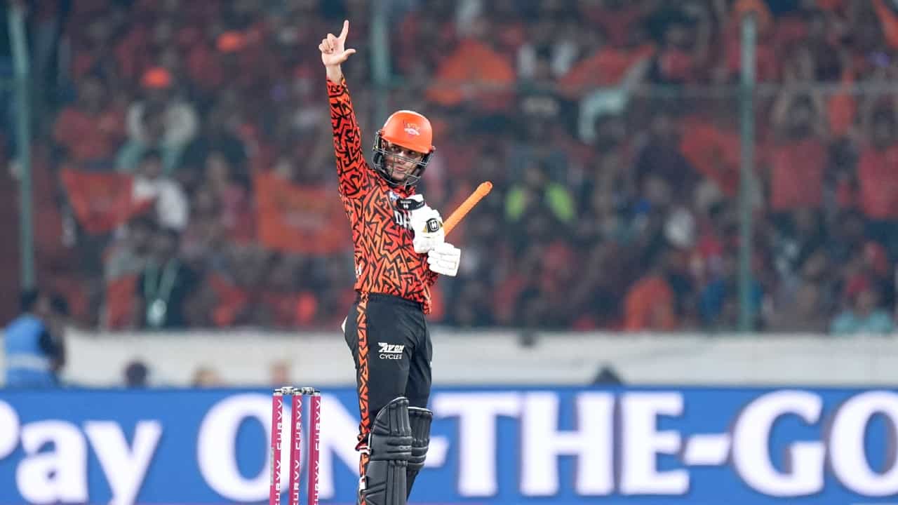 IPL 2025: ഇതാണ് അടിമാലി ഫാമിലി; റെക്കോർഡുകൾ പഴങ്കഥയാക്കി അഭിഷേക് ശർമ്മയുടെ സെഞ്ചുറി; റണ്മല കടന്ന് ഹൈദരാബാദ്