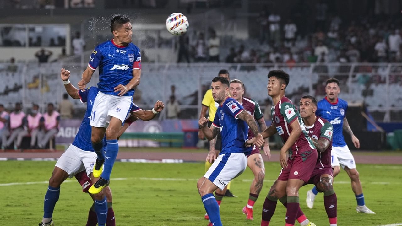 ISL: ഇന്ത്യക്കാരില്‍ ഗോളടിക്കാന്‍ 40കാരന്‍ ഛേത്രി മാത്രം; ബ്രോഡ്കാസ്റ്റര്‍മാരെ കണ്ടെത്തുന്നതിലും പ്രതിസന്ധി? ഐഎസ്എല്ലിന്റെ തിളക്കത്തിന് മങ്ങലോ?