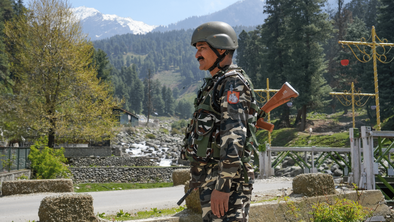 India-Pakistan Clash: നിയന്ത്രണ രേഖയിൽ പാകിസ്ഥാൻ സൈന്യത്തിൻ്റെ വെടിവയ്പ്പ്; തിരിച്ചടിച്ചതായി ഇന്ത്യ