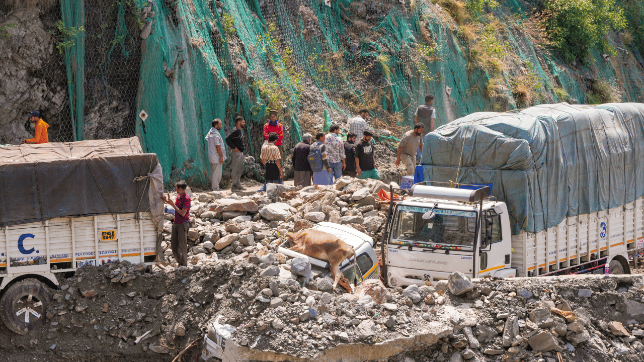 Jammu Kashmir Floods: കശ്മീരിൽ മേഘവിസ്ഫോടനം; മിന്നൽ പ്രളയത്തിൽ 37 വീടുകൾ തകർന്നു, കന്നുകാലികളെ കാണാതായി Jammu Kashmir Floods: കശ്മീരിൽ മേഘവിസ്ഫോടനം; മിന്നൽ പ്രളയത്തിൽ 37 വീടുകൾ തകർന്നു, കന്നുകാലികളെ കാണാതായി