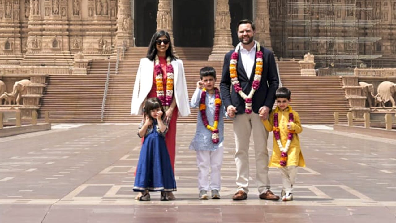 യുഎസ് പ്രസിഡന്റ് ജെഡി വാന്‍സിന്റെ പ്രഥമ ഇന്ത്യാ സന്ദര്‍ശനത്തില്‍ അദ്ദേഹത്തിന്റെ ഭാര്യ ഉഷയും, മക്കളും ശ്രദ്ധാകേന്ദ്രമായിരുന്നു. ഉഷയ്ക്കും മക്കളായ ഇവാന്‍, വിവേക്, മിറാബെല്‍ എന്നിവര്‍ക്കുമൊപ്പമാണ് ജെഡി വാന്‍സ് ഇന്ത്യയിലെത്തിയത് (Image Credits: PTI)