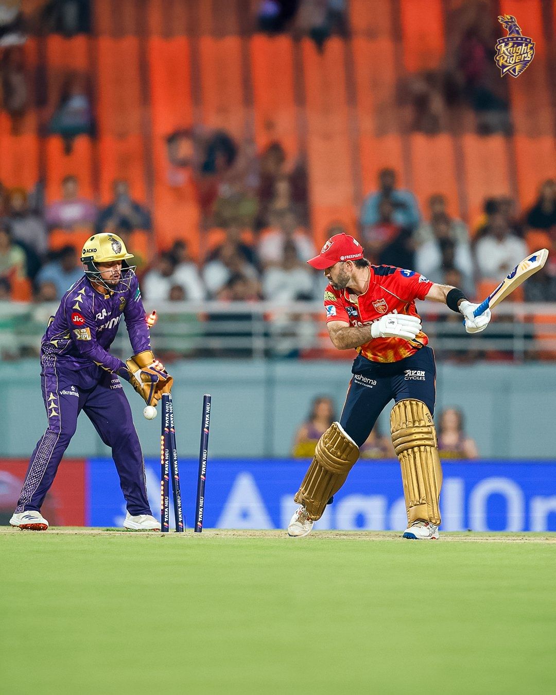 മത്സരത്തിൽ അവിശ്വസനീയ വിജയമാണ് പഞ്ചാബ് കുറിച്ചത്. ആദ്യം ബാറ്റ് ചെയ്ത പഞ്ചാബ് 15.3 ഓവറിൽ 111 റൺസിന് ഓളൗട്ടായി. മൂന്ന് വിക്കറ്റ് വീഴ്ത്തിയ ഹർഷിത് റാണയും രണ്ട് വിക്കറ്റ് വീതം വീഴ്ത്തിയ വരുൺ ചക്രവർത്തിയും നരേനുമാണ് പഞ്ചാബിനെ തകർത്തത്. 30 റൺസ് നേടിയ പ്രഭ്സിമ്രാൻ സിംഗ് ആയിരുന്നു പഞ്ചാബിൻ്റെ ടോപ്പ് സ്കോറർ.