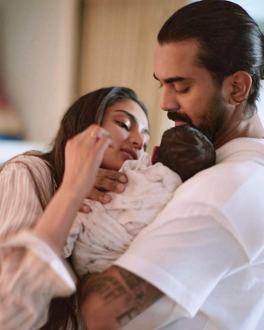 മകളുടെ പേര് വെളിപ്പെടുത്തി ഇന്ത്യൻ ക്രിക്കറ്റ് താരം കെ.എൽ രാഹുലും പങ്കാളി ആതിയ ഷെട്ടിയും. രാഹുലിന്റെ  33-ാം ജന്മ​ദിനമായ ഇന്നാണ് കുഞ്ഞിന്റെ പേര് വെളിപ്പെടുത്തിയത്. ഇക്കാര്യം ആതിയ ഷെട്ടി തന്റെ ഇൻസ്റ്റാ​ഗ്രാമിലൂടെ ആരാധകരുമായി പങ്കുവച്ചു.  (image credits:instagram)