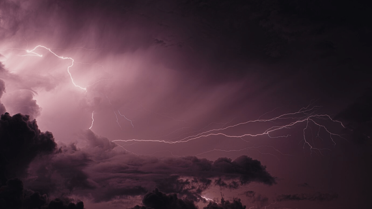 Kozhikode Lightning Strike Death: വീടിന് പുറത്തുനിൽക്കുമ്പോൾ ഇടിമിന്നലേറ്റു; കോഴിക്കോട് വീട്ടമ്മയ്ക്ക് ദാരുണാന്ത്യം
