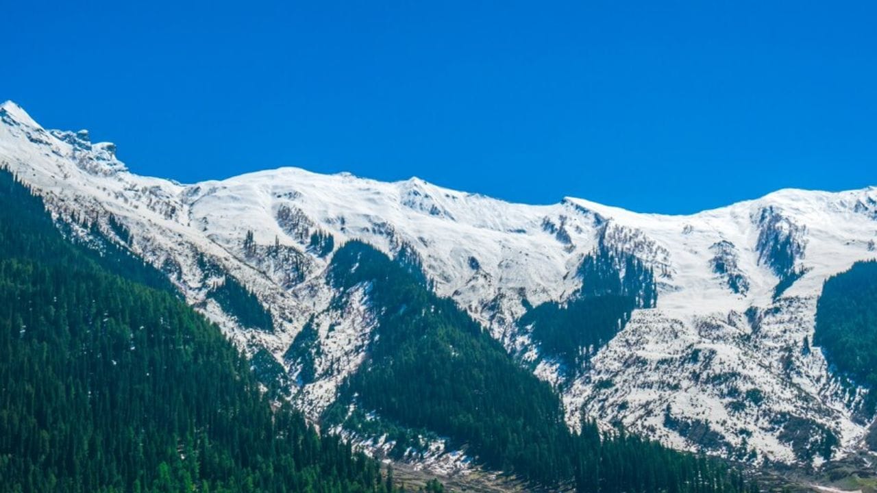 എല്ലാവരും കാണണമെന്ന് ആഗ്രഹിക്കുന്ന സ്ഥലങ്ങളില്‍ ഒന്നാണ് കശ്മീര്‍. ഭൂമിയിലെ സ്വര്‍ഗമെന്ന് വിശേഷിപ്പിക്കുന്ന കശ്മീര്‍ കാണാന്‍ വസന്ത കാലത്ത് വിനോദ സഞ്ചാരികളുടെ ഒഴുക്കാണ്. കശ്മീരിലേക്ക് യാത്ര പോകുന്ന വിനോദ സഞ്ചാരികള്‍ അറിഞ്ഞിരിക്കേണ്ട കാര്യങ്ങള്‍ പരിശോധിക്കാം. (Image Credits: Freepik)