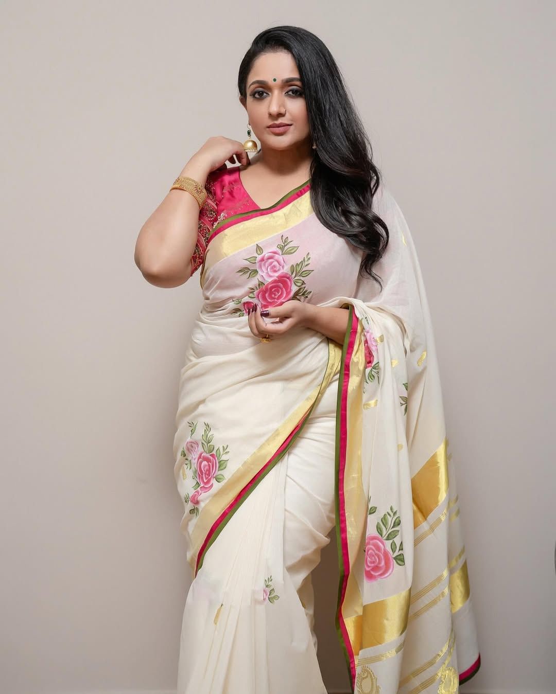 ഭാഗ്യം കൊണ്ടാണ് സിനിമയിലേക്ക് വീണ്ടും വരാന് സാധിച്ച്. വിവാഹം ചെയ്തപ്പോള് ഇനി സിനിമയില് അഭിനയിക്കില്ലെന്ന് പറഞ്ഞിരുന്നില്ല. ദൈവമായി എന്നെകൊണ്ട് അത് പറയിപ്പിക്കാത്തത് ആകും. വിഷമഘട്ടത്തില് അച്ഛനും അമ്മയും ചേട്ടനും ബന്ധുക്കളുമാണ് കൂടെ നിന്നത്. എന്നെ വിളിച്ച് കൂടെ നില്ക്കുന്നത് പോലെ സംസാരിച്ച് അപ്പുറത്ത് മാറിനിന്ന് കുറ്റം പറഞ്ഞവര് എന്റെ ഫീല്ഡിലുണ്ട്.