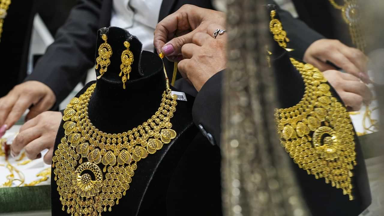 Gold Rate: അക്ഷയ തൃതിയ വാരത്തില് സ്വര്ണവില ഞെട്ടിക്കുമോ? ഓഫറുകളില് പ്രതീക്ഷയര്പ്പിച്ച് വിപണി Gold Rate: അക്ഷയ തൃതിയ വാരത്തില് സ്വര്ണവില ഞെട്ടിക്കുമോ? ഓഫറുകളില് പ്രതീക്ഷയര്പ്പിച്ച് വിപണി