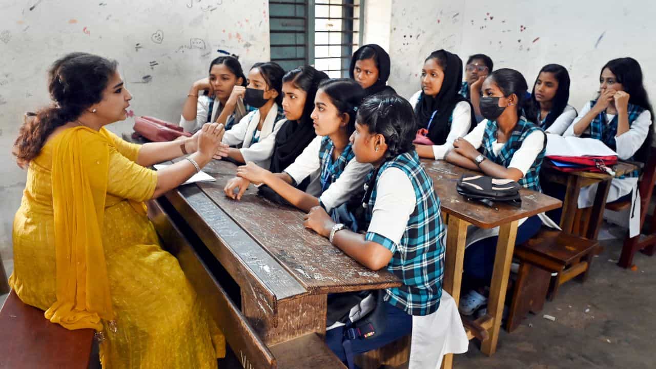 Kerala High School SAY Exam : എട്ടാം ക്ലാസുകാർ മാത്രമല്ല ഒമ്പതാം ക്ലാസുകാരും സേ പരീക്ഷ എഴുതണം; കൺഫ്യൂഷൻ അടിപ്പിച്ച് പുതിയ സർക്കുലർ