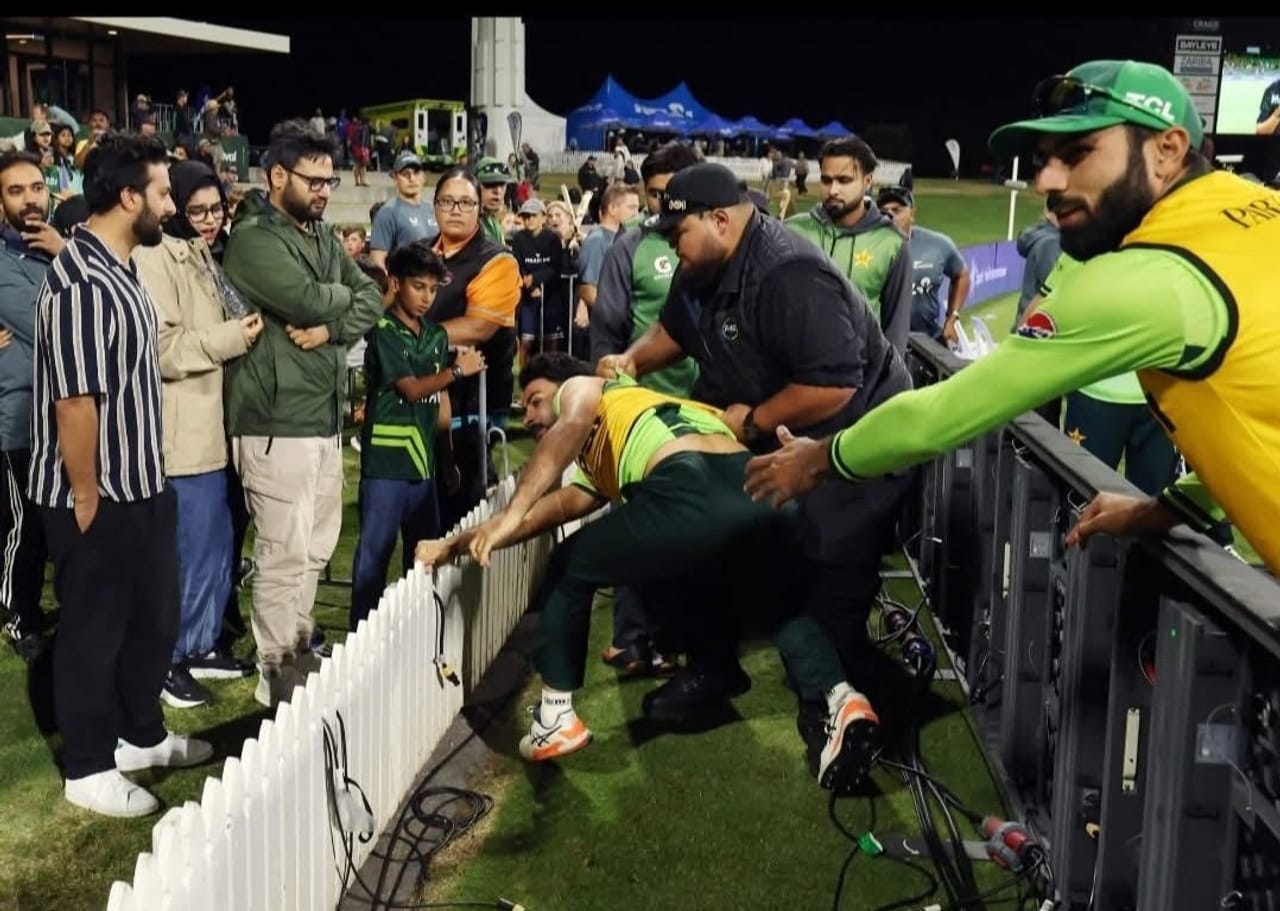 ആരാധകരെ മർദ്ദിക്കാനനൊരുങ്ങിയ പാക് ക്രിക്കറ്റ് താരം ഖുഷ്ദിൽ ഷാ വിവാദത്തിൽ. പരിഹാസം അതിരുവിട്ടപ്പോഴാണ് ഖുഷ്ദിൽ ഷാ ആരാധകരെ മർദ്ദിക്കാനായി പാഞ്ഞടുത്തത്. ന്യൂസീലൻഡിനെതിരെ അവരുടെ നാട്ടിൽ വച്ച് നടന്ന ഏകദിന പരമ്പര അടിയറ വച്ചതിന് പിന്നാലെയായിരുന്നു സംഭവം. (Image Courtesy - Social Media)
