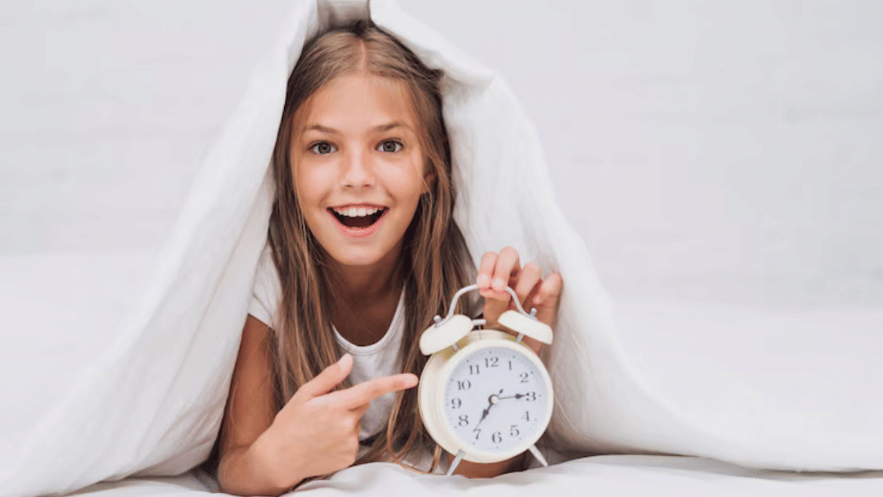 ദിവസവും കുട്ടികളിൽ ചില ശീലങ്ങൾ ചിട്ടപ്പെടുത്തിയാൽ അവരിൽ ഏകാഗ്രത, ഊർജ്ജം, പഠനശേഷി എന്നിവ വർദ്ധിപ്പിക്കാൻ സാധിക്കും. വ്യായാമം, ശ്രദ്ധ എന്നിവ പോലുള്ള ലളിതമായ ശീലങ്ങൾ നല്ലൊരു ഒരു സ്കൂൾ ദിനത്തിന് വഴിയൊരുക്കും. രാവിലെ എഴുന്നേറ്റയുടൻ ഒരു ഗ്ലാസ് വെള്ളം കുടിക്കുന്നത് ശരീരത്തെ ജലാംശം വർദ്ധിപ്പിക്കുകയും, തലച്ചോറിന്റെ പ്രവർത്തനത്തെ പിന്തുണയ്ക്കുകയും, ജാഗ്രത വർദ്ധിപ്പിക്കുകയും ചെയ്യുന്നു. സ്കൂളിൽ ദിവസം മുഴുവൻ കുട്ടികളെ ശ്രദ്ധയോടെ ഇരുത്താനും ഇത് സഹായിക്കും. (Image Credits: Freepik) 