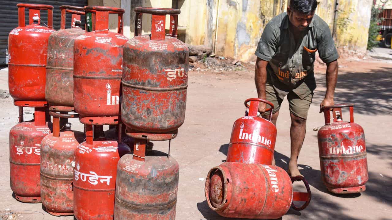 ​Gas Cylinder Hoarding: ഗ്യാസ് സിലിണ്ടർ പൂഴ്ത്തി വയ്ക്കുന്നവർ ജാ​ഗ്രതൈ... പിടികൂടാൻ സ്ക്വാഡ് എത്തും, പിടിവീണാൻ പണികിട്ടും