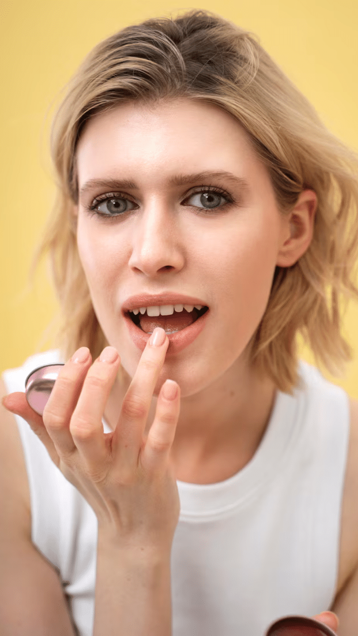 Lips Care Summer : ചുണ്ടുകൾ വരണ്ടതാക്കാനും വിണ്ടുകീറാനും നിർജലീകരണം കാരണമാകും. ശരീരത്തിൽ ഈർപ്പം നിലനിർത്താൻ ആവശ്യത്തിന് വെള്ളം കുടിക്കുന്നത് ഉറപ്പാക്കുക.