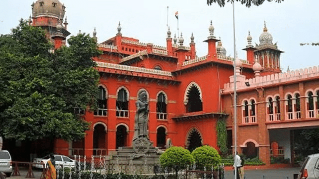 Madras High Court: ‘വിദ്യാഭ്യാസ സ്ഥാപനങ്ങൾക്ക് ജാതിപ്പേരുകൾ വേണ്ട, ലൈസൻസ് റദ്ദാക്കും’; തമിഴ്നാട് സർക്കാരിന് നിർദേശവുമായി ഹൈക്കോടതി Madras High Court: ‘വിദ്യാഭ്യാസ സ്ഥാപനങ്ങൾക്ക് ജാതിപ്പേരുകൾ വേണ്ട, ലൈസൻസ് റദ്ദാക്കും’; തമിഴ്നാട് സർക്കാരിന് നിർദേശവുമായി ഹൈക്കോടതി