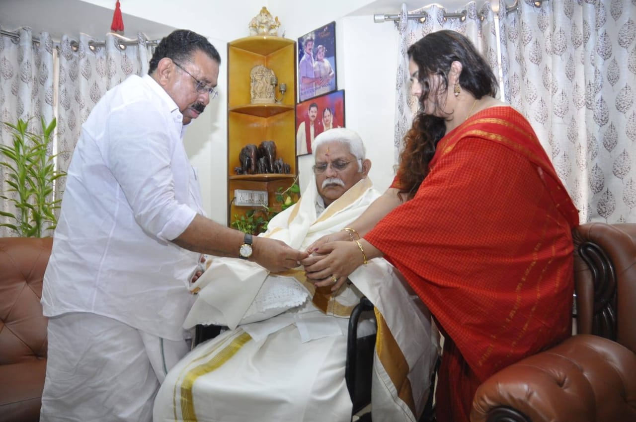 നടന്‍ ജഗതി ശ്രീകുമാറും, യുഡിഎഫ് കണ്‍വീനര്‍ എം.എം. ഹസനും തമ്മിലുള്ള സൗഹൃദത്തിന് വര്‍ഷങ്ങളുടെ പഴക്കമുണ്ട്. വിഷു ദിനത്തില്‍ ജഗതിക്ക് കൈനീട്ടം നല്‍കാന്‍ ഹസന്‍ എത്താറുണ്ട് (Image Credits: Social Media).