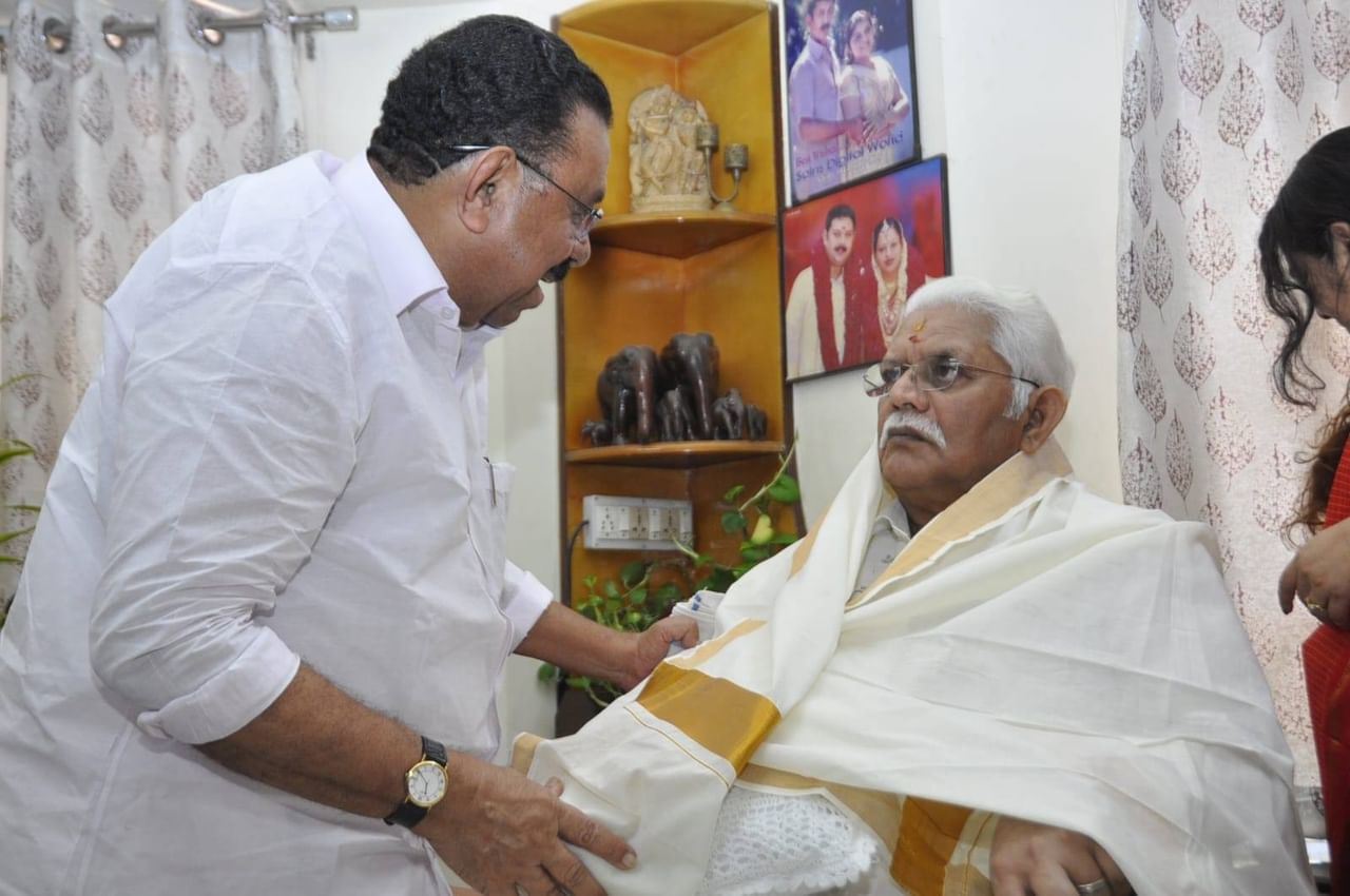 കൈനീട്ടം മാത്രമല്ല, ജഗതിക്കുള്ള പൊന്നാടയും ഹസന്‍ കൈയില്‍ കരുതിയിരുന്നു. വിഷുദിനത്തില്‍ രാവിലെ ജഗതിയുടെ വീട്ടിലെത്തിയ ഹസന്‍ അദ്ദേഹത്തെ പൊന്നാടയണിയിച്ചു. തുടര്‍ന്ന് കൈനീട്ടം നല്‍കി.