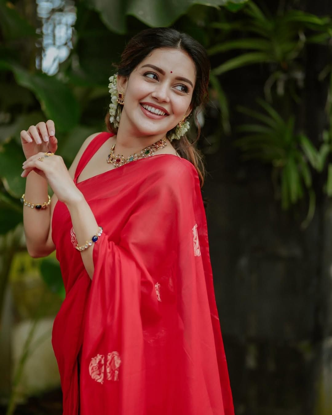 ഇപ്പോഴിതാ സെലിബ്രിറ്റി ക്രിക്കറ്റേഴ്സ് ഫ്രറ്റേണിറ്റി മത്സരത്തിന്റെ വേദിയില് നിന്നുള്ള ഉണ്ണിയുടെയും മഹിമയുടെയും വീഡിയോയാണ് വൈറലാകുന്നത്. സിസിഎഫ് പ്രീമിയര് ലീഗിലെ ഒരു ടീമിന്റെ ഓണറാണ് ഉണ്ണി മുകുന്ദന്. മഹിമയാണ് ടീമിന്റെ ബ്രാന്ഡ് അംബാസിഡര്.