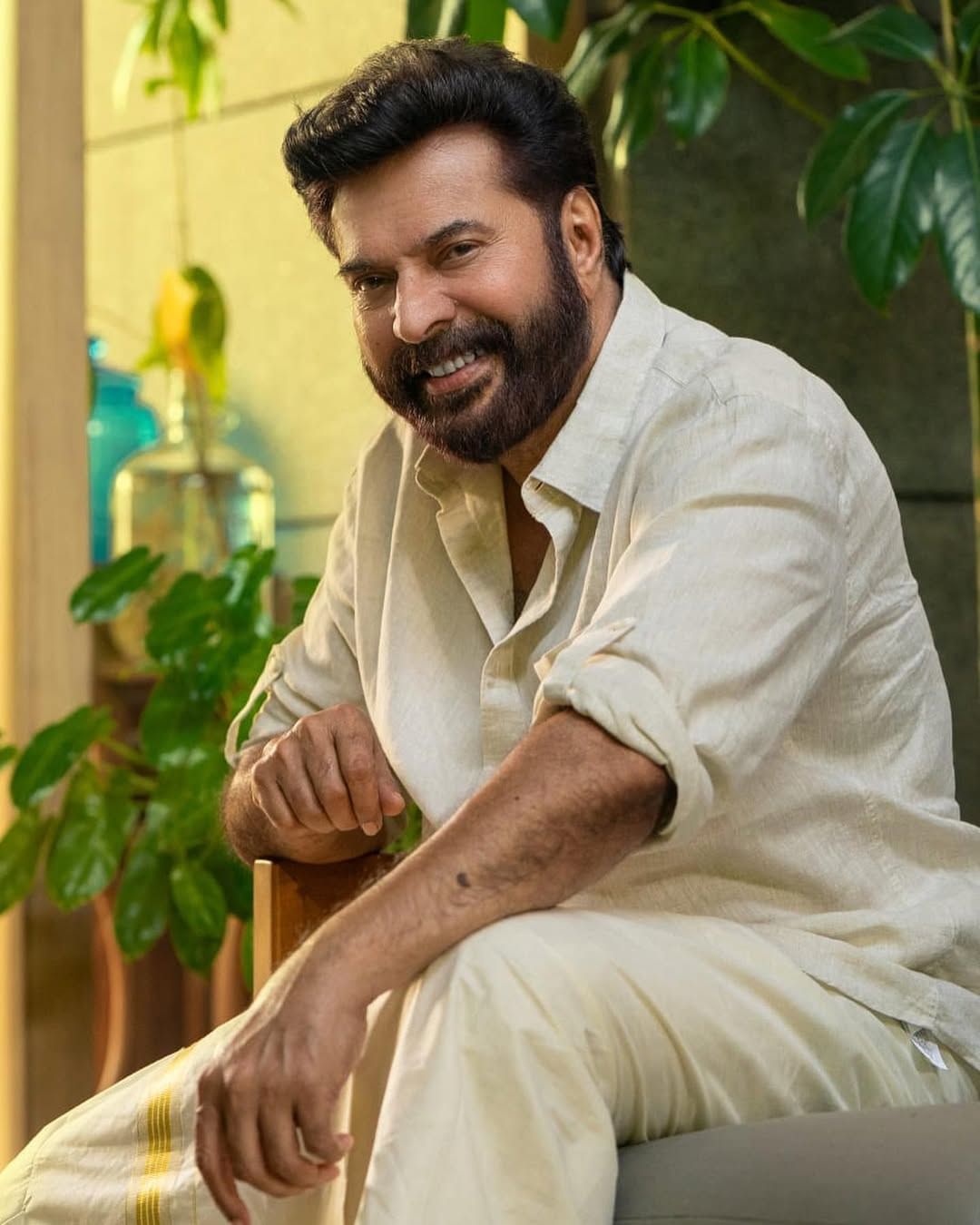 ഇപ്പോള് ഡയലോഗ് പ്രോമിറ്റ് ചെയ്ത് തന്നാല് പറയാന് പറ്റാത്ത അവസ്ഥയാണ്. മനപാഠം പഠിച്ച് കഴിഞ്ഞാല് ഇംപ്രവൈസ് ചെയ്യാന് സാധിക്കും. കണ്ടന്റ് കറക്ടായാല് മതി. വാക്കുകള് അങ്ങോട്ടും ഇങ്ങോട്ടും മാറിയാലും കുഴപ്പമില്ലെന്നും താരം കൂട്ടിച്ചേര്ത്തു.