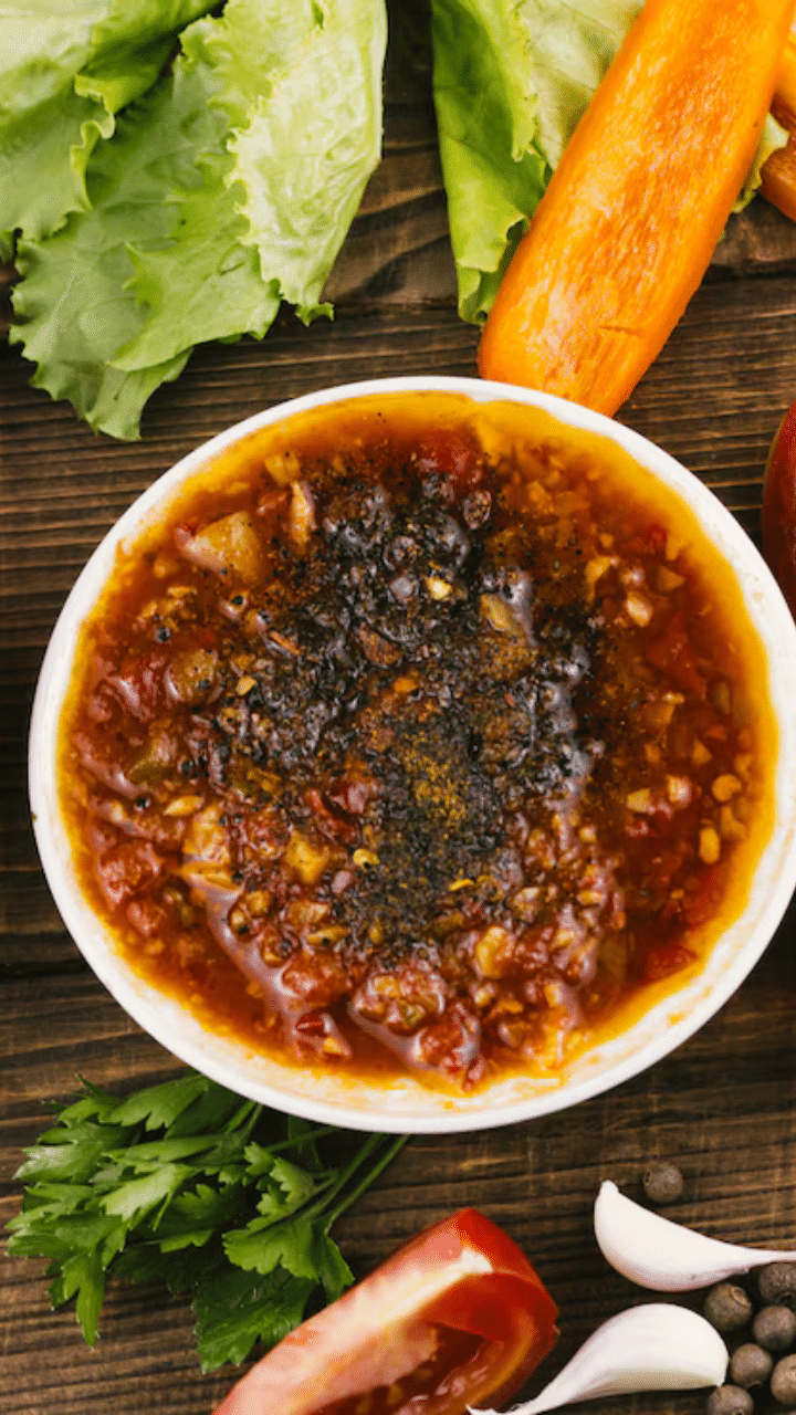Mango Chutney For Meal : സാധാരണയായി, ഇഞ്ചി, വെളുത്തുള്ളി, ചുവന്ന മുളക്, ജീരകം, മല്ലി, മഞ്ഞൾ, ഗ്രാമ്പൂ, കറുവപ്പട്ട, ഏലം, ബ്രൗൺ ഷുഗർ, വിനാഗിരി എന്നിവയാണ് ഇതിൻ്റെ ചേരുവ.