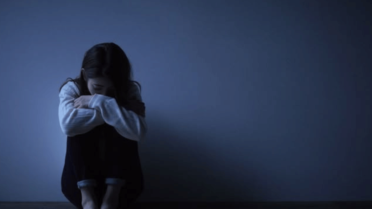 Menstruating Student: ആർത്തവമുള്ള വിദ്യാർഥിനിയെ പരീക്ഷ എഴുതിപ്പിച്ചത് ക്ലാസ് മുറിക്ക് പുറത്ത്; പ്രിൻസിപ്പലിന് സസ്പെൻഷൻ