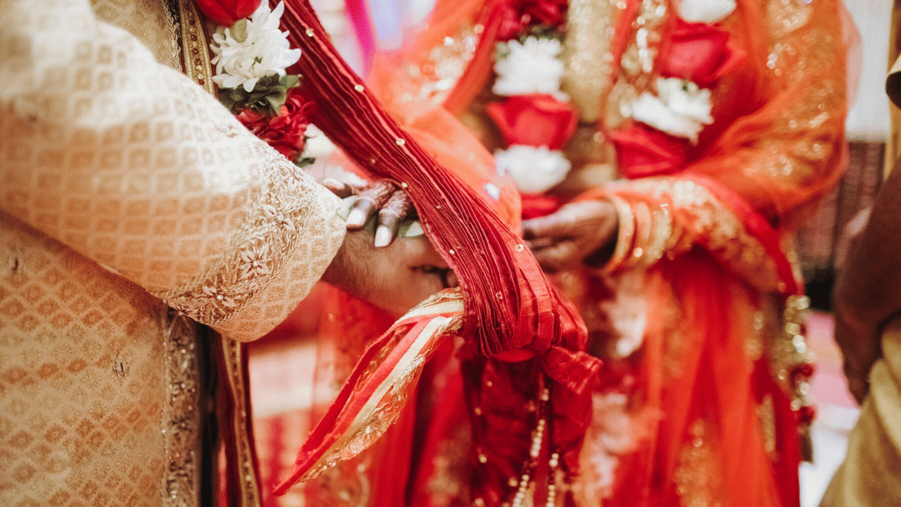 കല്യാണത്തിന് ദിവസങ്ങൾ മാത്രം ബാക്കി; അമ്മ മകളുടെ ഭാവി വരനൊപ്പം ഒളിച്ചോടി