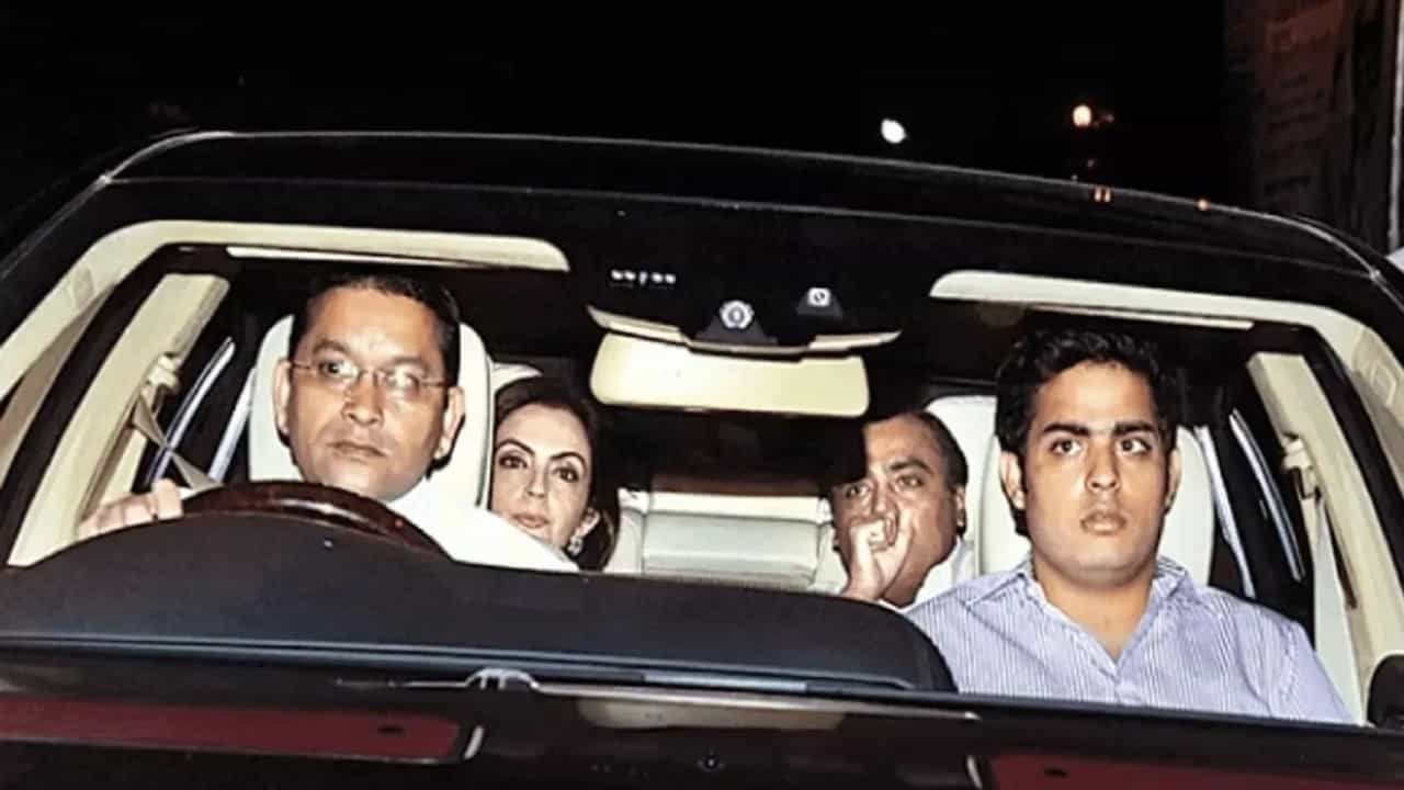 Mukesh Ambani Driver Salary: മുകേഷ് അംബാനിയുടെ ഡ്രൈവർക്ക് കിട്ടുന്ന ശമ്പളം അറിയുമോ? നികുതി അതിലും വലുത് Mukesh Ambani Driver Salary: മുകേഷ് അംബാനിയുടെ ഡ്രൈവർക്ക് കിട്ടുന്ന ശമ്പളം അറിയുമോ? നികുതി അതിലും വലുത്