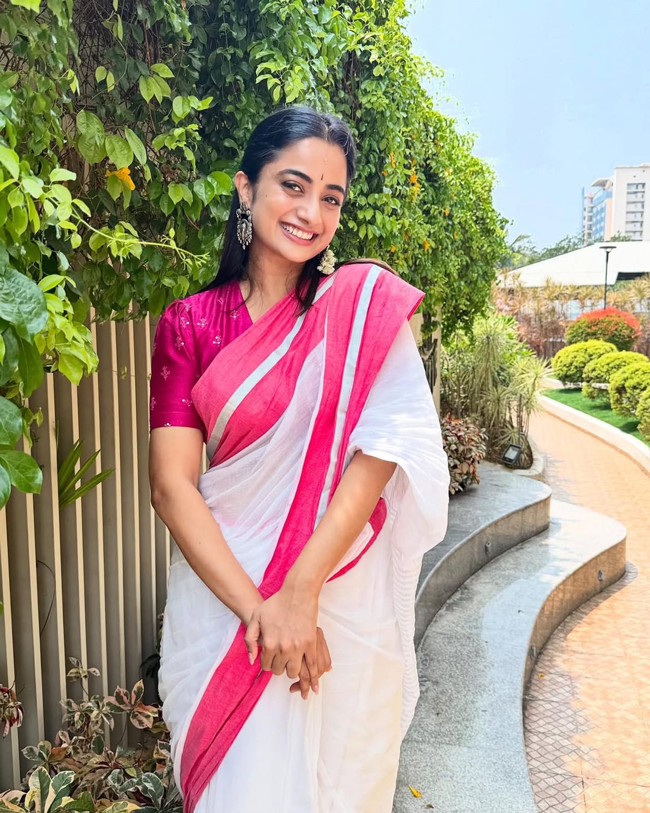 ശബ്ദം കൊണ്ടും സൗന്ദര്യം കൊണ്ടും മലയാളികളുടെ മനസില്‍ ഇടം നേടിയ നടിയാണ് നമിത പ്രമോദ്. മച്ചാന്റെ മലാഖ എന്ന ചിത്രത്തിലാണ് താരം ഏറ്റവുമൊടുവില്‍ അഭിനയിച്ചത്. സൗബിന്‍ ഷാഹിറായിരുന്നു നായകന്‍. എന്നാല്‍ ആ ചിത്രം വേണ്ടവിധത്തില്‍ ശ്രദ്ധിക്കപ്പെട്ടില്ല. (Image Credits: Instagram)