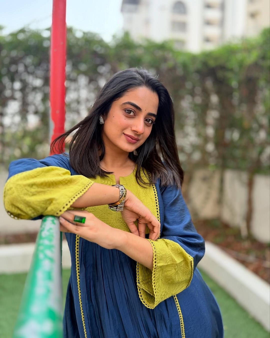 പിന്നെ കുറച്ച് മോയ്‌സചറൈസര്‍, സണ്‍സ്‌ക്രീന്‍ ഇങ്ങനെയുള്ള സാധനങ്ങള്‍ക്ക് വേണ്ടി മാത്രം കുറച്ച് കാശ് ചിലവാക്കും. എന്നാല്‍ അത് തന്നെ രണ്ട് മൂന്ന് മാസത്തേക്ക് തള്ളിക്കൊണ്ട് പോകും. ഇരുപതിനായിരം രൂപയ്ക്ക് ഒരു മാസം ഹാപ്പിയായി ജീവിക്കാം. വാടക ഒന്നും നല്‍കാനില്ലെങ്കില്‍ ഇതില്‍ കുറഞ്ഞ ചെലവിലും ജീവിക്കാം,'' നമിത പറയുന്നു.