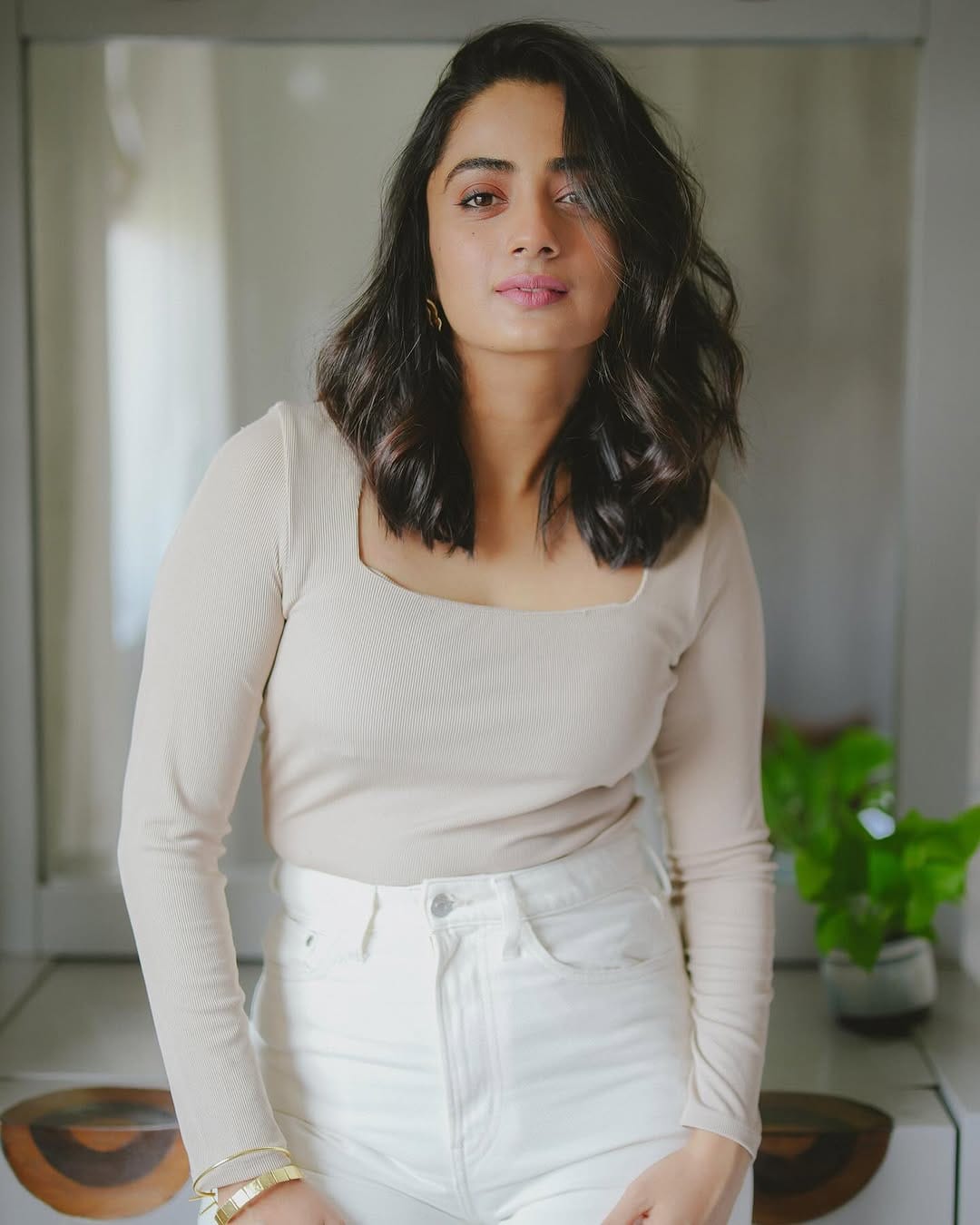 ''എന്റെ മെയിന്‍ കാര്യം ഭക്ഷണമാണ്. രണ്ട് നേരം ഭക്ഷണം കിട്ടണം, മൂന്ന് നേരം ഇല്ലെങ്കിലും പ്രശ്‌നമില്ല. എനിക്ക് കഞ്ഞി ഇഷ്ടമല്ല. എന്റെ വീട്ടില്‍ എല്ലാവര്‍ക്കും ഇഷ്ടമാണ് പക്ഷെ എനിക്ക് ഇഷ്ടമല്ല. കഞ്ഞിയും ഉപ്പുമാവും ഇഷ്ടമല്ല, ബാക്കി എന്ത് കഴിച്ചിട്ടും അതിജീവിക്കാന്‍ സാധിക്കും. ഡ്രസ് എനിക്ക് വേണമെങ്കില്‍ മാത്രം മതി. ഞാന്‍ റിപ്പീറ്റഡ് ആയിട്ട് എല്ലായിടത്തും എന്റെ ഡ്രസുകള്‍ ഇടാറുണ്ട്, അക്കാര്യത്തില്‍ അങ്ങനെയുള്ള പ്രശ്‌നങ്ങളൊന്നുമില്ല.