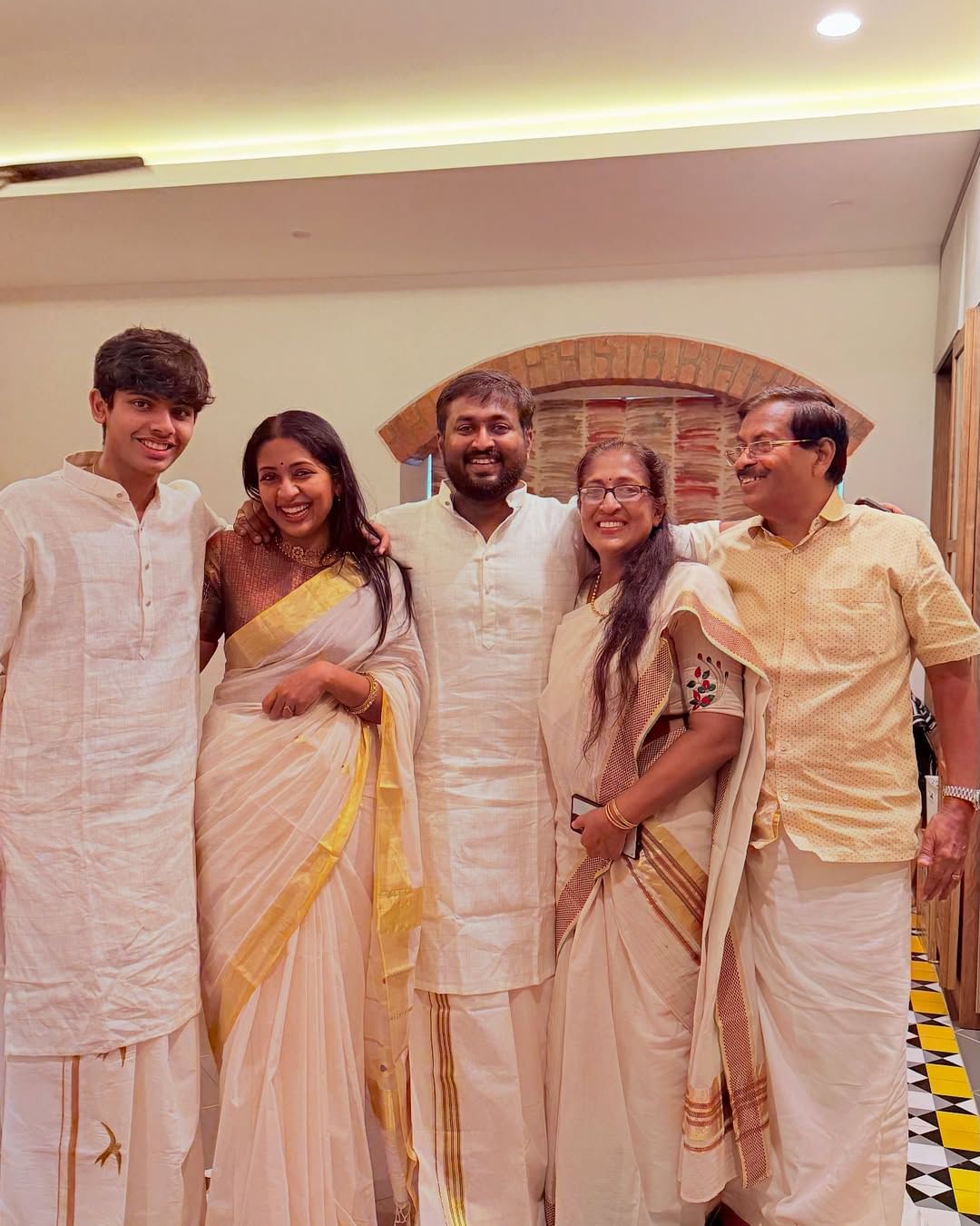 കഴിഞ്ഞ വിഷുവിന് അമ്മ, അച്ഛന്, സഹോദരന്, മകന് എന്നിവര്ക്കൊപ്പം വിഷു ആഘോഷിച്ച നവ്യയുടെ ചിത്രങ്ങളും വൈറലായിരുന്നു. ഈ ഫോട്ടോയ്ക്ക് താഴെയും നിരവധിയാളുകള് ഭര്ത്താവിനെ അന്വേഷിച്ചു. എന്നാല് താനും ഭര്ത്താവും വേര്പിരിഞ്ഞോ എന്നതിനെ കുറിച്ച് നവ്യ ഇതുവരേക്കും പ്രതികരിച്ചിട്ടില്ല.