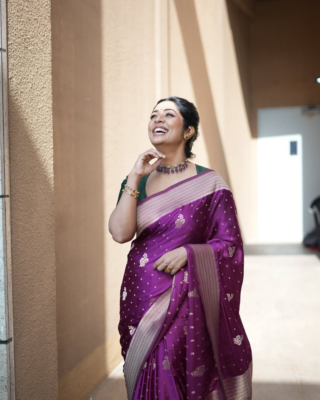എന്നാല് ഇരുവരും തമ്മില് പത്ത് വയസിന്റെ വ്യത്യാസമുണ്ടെന്നാണ് ആരാധകര് പറയുന്നത്. വിവാഹിതയാകുമ്പോള് നവ്യയ്ക്ക് 24 വയസും സന്തോഷിന് 34 വയസുമായിരുന്നു എന്നുമാണ് പലരും അഭിപ്രായപ്പെടുന്നത്.