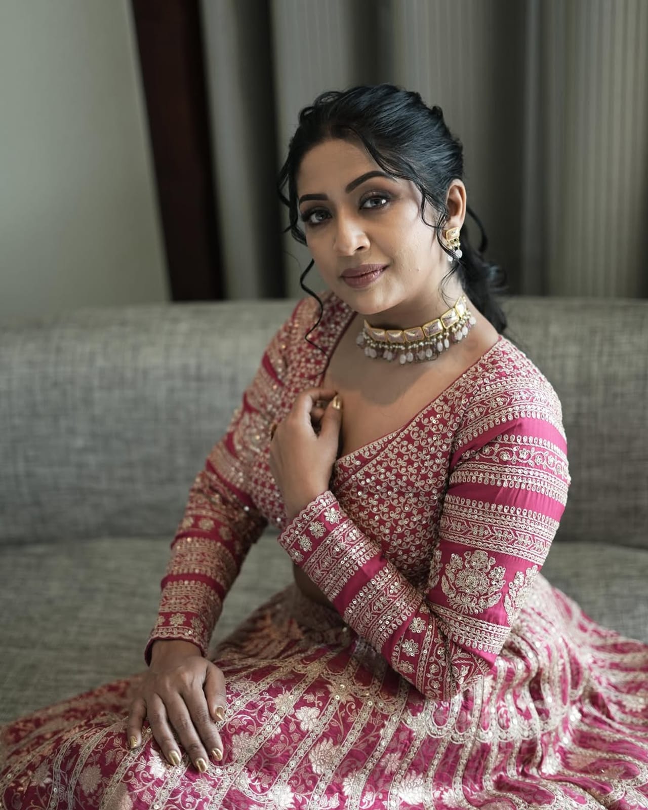 ഏറെ നാളത്തെ ഇടവേള എടുത്തെങ്കിലും ശക്തമായ തിരിച്ചുവരവ് നടത്തിയ നടിയാണ് നവ്യ നായര്‍. 2010ലായിരുന്നു നവ്യയുടെ വിവാഹം. മുംബൈയില്‍ സ്ഥിരതാമസമാക്കിയ സന്തോഷായിരുന്നു നവ്യയ്ക്ക് താലി ചാര്‍ത്തിയത്. സിനിമയില്‍ തിളങ്ങി നിന്ന സമയത്തായിരുന്നു നവ്യയുടെ വിവാഹം. തമിഴില്‍ നിന്നും ആ സമയത്ത് താരത്തിന് ഓഫറുകള്‍ ലഭിച്ചിരുന്നു. എന്നാല്‍ വീട്ടുകാര്‍ കണ്ടുപിടിച്ച ആളെ നവ്യ വിവാഹം ചെയ്യുകയായിരുന്നു. (Image Credits: Instagram)

