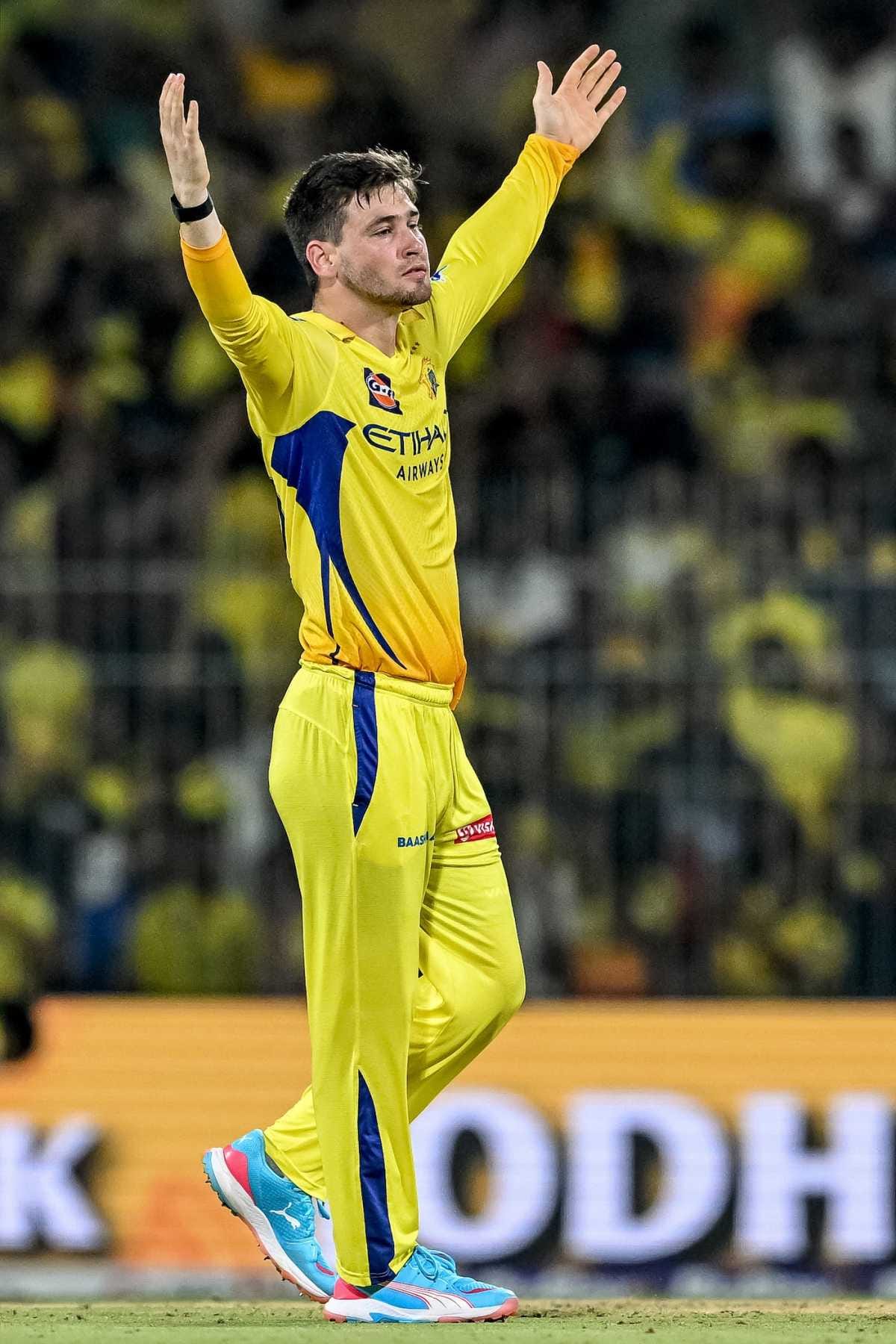 എംഎസ് ധോണിയുടെ പ്രസ്താവന സമൂഹമാധ്യമങ്ങൾ ആഘോഷമാക്കുകയാണ്. ക്രെഡിറ്റ് സ്റ്റീലറായി ആരോപിക്കപ്പെടുന്ന ധോണി ഇപ്പോൾ നൂർ അഹ്മദിന് ക്രെഡിറ്റ് നൽകിയെന്ന് ആരാധകർ പറയുന്നു. ഐപിഎൽ ചരിത്രത്തിൽ തന്നെ മാൻ ഓഫ് ദി മാച്ച് നേടുന്ന ഏറ്റവും പ്രായം കൂടിയ താരമെന്ന റെക്കോർഡും ഇന്നലെ ധോണി സ്വന്തം പേരിലാക്കിയിരുന്നു.