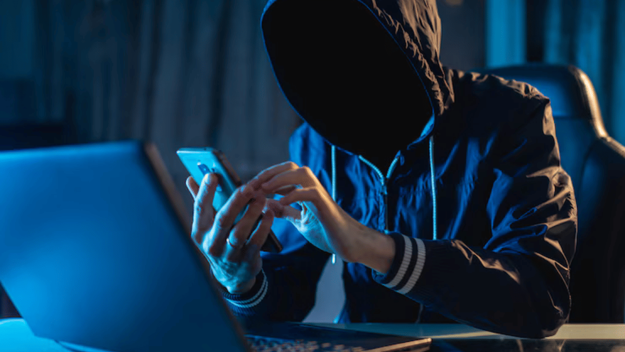 Online Cyber Fraud: റിട്ട. ജഡ്ജിയിൽ നിന്നും ഓൺലൈനായി തട്ടിയെടുത്തത് 90 ലക്ഷം; കോഴിക്കോട് സ്വദേശികൾ പിടിയിൽ