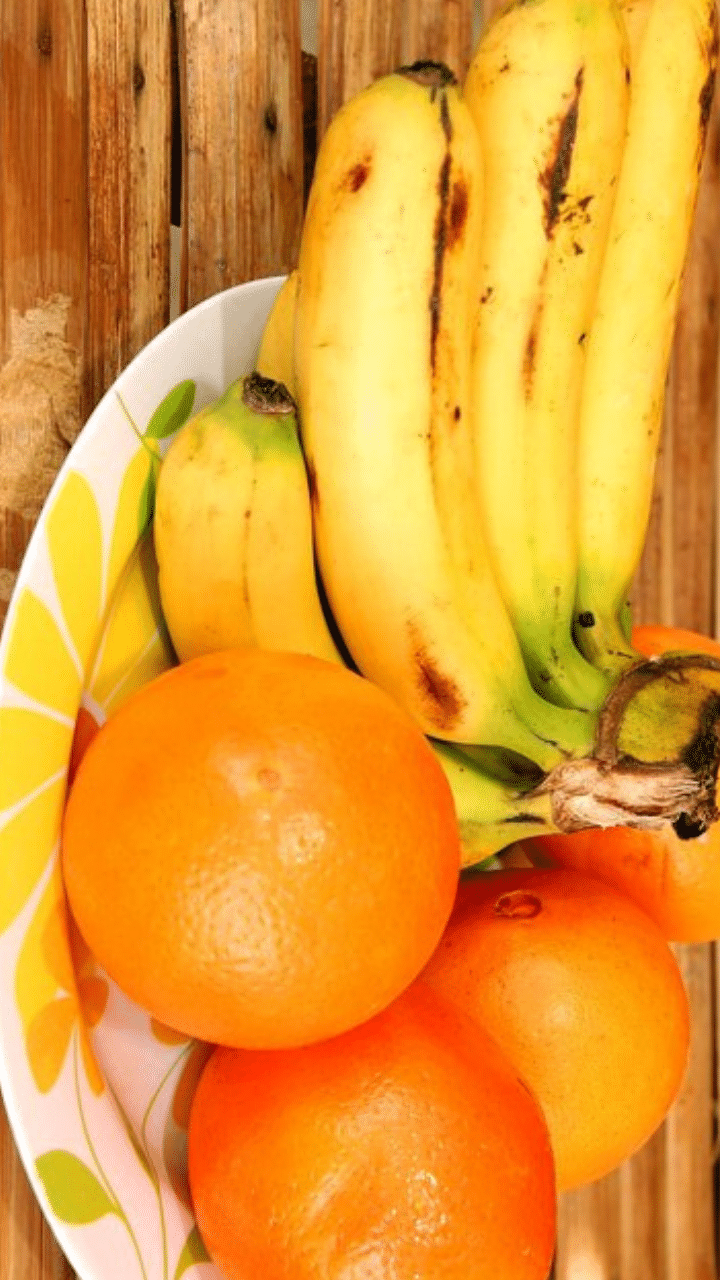 Orange And Banana : ഓറഞ്ച് പോലുള്ള സിട്രസ് പഴങ്ങൾ വാഴപ്പഴം പോലുള്ള പഴങ്ങളുമായി യോജിപ്പിക്കുന്നത് വയറുവേദനയ്ക്കും ദഹനപ്രശ്നങ്ങൾക്ക് കാരണമാകും.