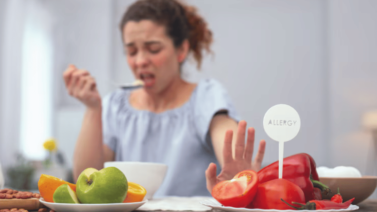  ഒട്ടുമിക്ക സ്ത്രീകളിലും കണ്ടുവരുന്ന ഒന്നാണ് പിസിഒഎസ്. അതിൻ്റെ ലക്ഷണങ്ങളും മറ്റ് അസ്വസ്ഥതകളും പിസിഒഎസ് ഉള്ളവരെ വളരെയധികം ബുദ്ധിമുട്ടിക്കുന്ന ഒന്നാണ്. ജീവിതശൈലിയിൽ നിരവധി ക്രമീകരണങ്ങളും ഭക്ഷണക്രമത്തിലെ മാറ്റങ്ങളും പിസിഒഎസ് നിയന്ത്രിക്കാൻ ആവശ്യമായ കാര്യങ്ങളാണ്. മികച്ച ഭക്ഷണക്രമീകരണവും ദൈനംദിന ശീലങ്ങളിലും ശ്രദ്ധ കേന്ദ്രീകരിക്കുന്നതിലൂടെ, പിസിഒഎസ് ഉള്ള വ്യക്തികൾക്ക് അവരുടെ ലക്ഷണങ്ങളെ ലഘൂകരിക്കാനും മൊത്തത്തിലുള്ള ആരോഗ്യം മെച്ചപ്പെടുത്താനും കഴിയും.  (Image CreditsL Freepik)