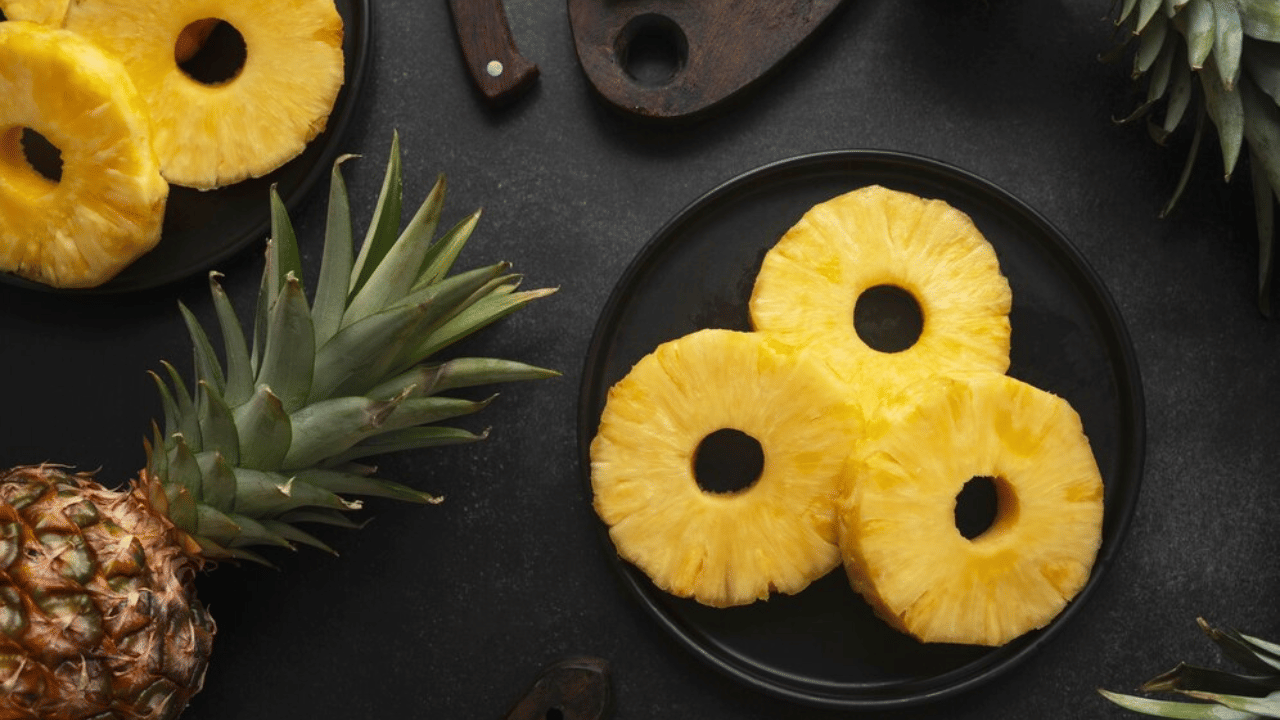 പോഷക ഗുണങ്ങൾ ധാരാളം അടങ്ങിയ ഒരു പഴമാണ് പൈനാപ്പിൾ. വിറ്റാമിൻ സി, മഗ്നീഷ്യം, ഫോസ്ഫറസ്, പൊട്ടാസ്യം, ഫോളേറ്റ് തുടങ്ങിയവ അടങ്ങിയ പൈനാപ്പിൾ കഴിക്കുന്നത് ആരോഗ്യത്തിന് വളരെ നല്ലതാണ്. ഇത് ഡയറ്റിൽ ഉൾപ്പെടുത്തുന്നത് കൊണ്ടുള്ള പ്രധാന ഗുണങ്ങൾ നോക്കാം. (Image Credits: Freepik)