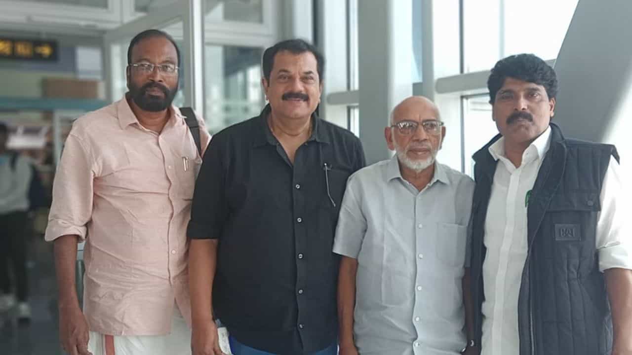 Pahalgam Terror Attack: കശ്മീരില് കുടുങ്ങിയ മലയാളികളില് 4 എംഎല്എമാരും; തിരിച്ചെത്തിക്കാന് ശ്രമം തുടരുന്നതായി നോര്ക്ക Pahalgam Terror Attack: കശ്മീരില് കുടുങ്ങിയ മലയാളികളില് 4 എംഎല്എമാരും; തിരിച്ചെത്തിക്കാന് ശ്രമം തുടരുന്നതായി നോര്ക്ക