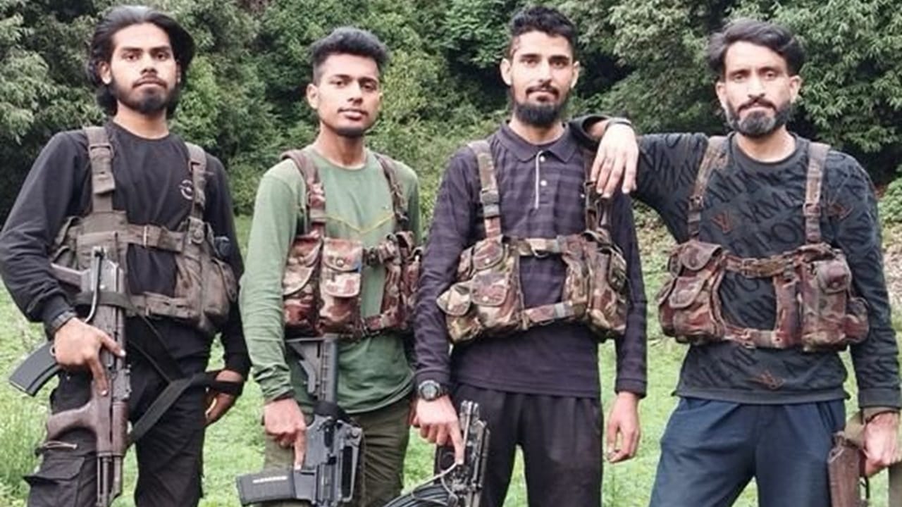 ജമ്മു കശ്മീരിലെ പഹൽഗാമിൽ 28 വിനോദസഞ്ചാരികളുടെ മരണത്തിനിടയാക്കിയാക്കിയ ആക്രമണം നടത്തിയ നാല് തീവ്രവാദികളുടെ ചിത്രം സുരക്ഷാ ഏജൻസികൾ പുറത്തുവിട്ടു. ഇവരെല്ലാം ലഷ്കർ-ഇ-തൊയ്ബയുമായി ബന്ധമുള്ളവരാണെന്നാണ് റിപ്പോർട്ടുകൾ (Image Credits: Social Media, PTI)